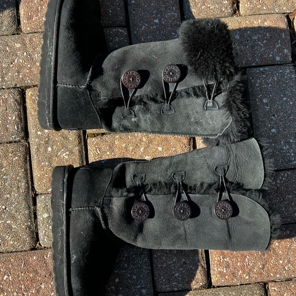 UGG 3-button suede and shearling boots, size 9. - Picture 6 of 9